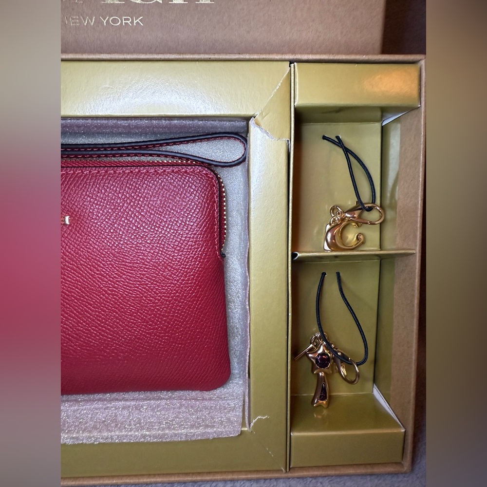♥️COACH♥️1941 Red Boxed Leather Corner Zip Wristlet with 2 Charms/NIB - Picture 6 of 10